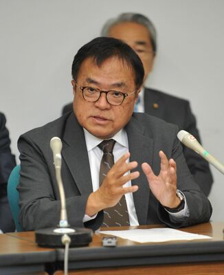 鹿沼市長選への立候補について語る小林氏＝２５日午後、県庁