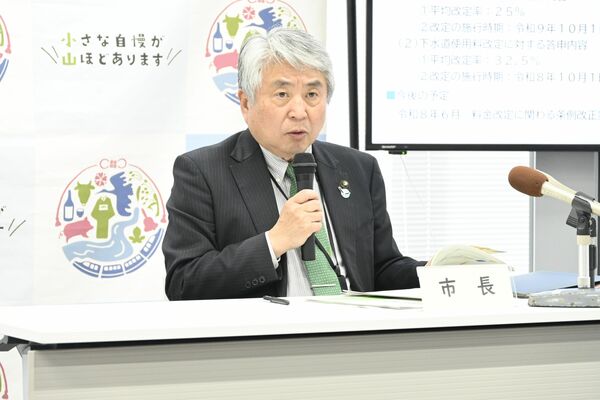 定例会見に臨む浅野市長