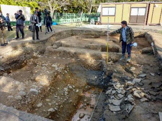 東大寺の講堂跡での発掘調査で見つかった基壇の跡=19日午後、奈良市