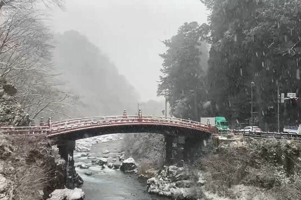 雪景色になった神橋周辺＝＝５日正午、日光市上鉢石町