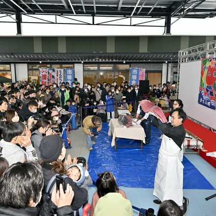 宇都宮市中央卸売市場に「フレスポうつのみや」オープン　マグロ解体ショーなどにぎわう