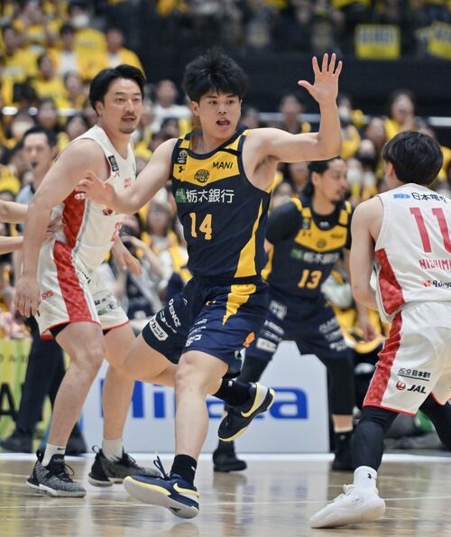 守備をするブレックスの村岸（中央）＝５月18日のＣＳ準決勝第２戦から、日環アリーナ栃木