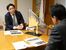 宇宙ごみを増やさないための手法を佐藤市長（右）に説明する宇藤社長
