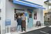 ヨーロッパの田舎のパン屋をイメージしたという店舗と、オーナーの上野宏之さん（右）