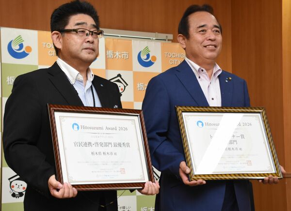 トップランナー賞受賞を報告する琴寄市長（右）と寺内保健福祉部長