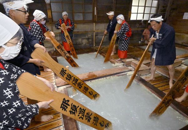 鹿の湯で披露された湯もみ＝28日午前11時５分、那須町湯本、森田大地撮影