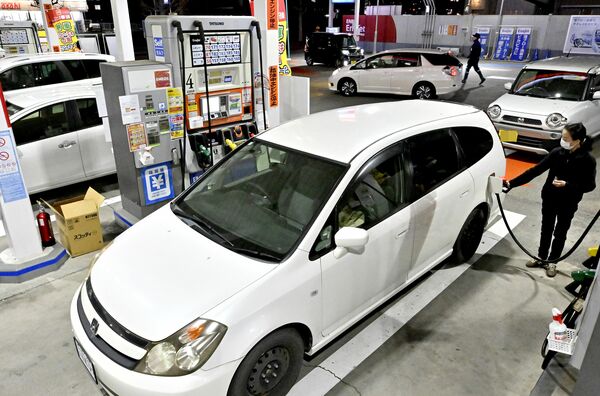 再値上げを翌日に控えて混雑するガソリンスタンド=15日午後、宇都宮市平松本町、永嶌理絵撮影(画像は一部加工しています)