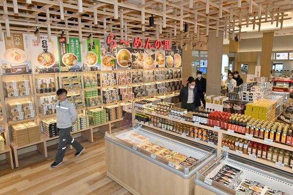 土産用の佐野らーめんがそろう「らーめんウォール」など、地域の特産品が並ぶ施設内＝13日午前11時40分、佐野市黒袴町