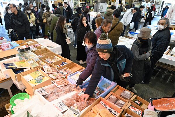 正月用食材を品定めする買い物客＝27日午前８時30分、宇都宮市簗瀬町