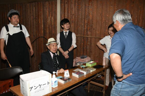 公演後、参加者と交流するクニ三上氏（左から２人目）＝５月17日、日光市