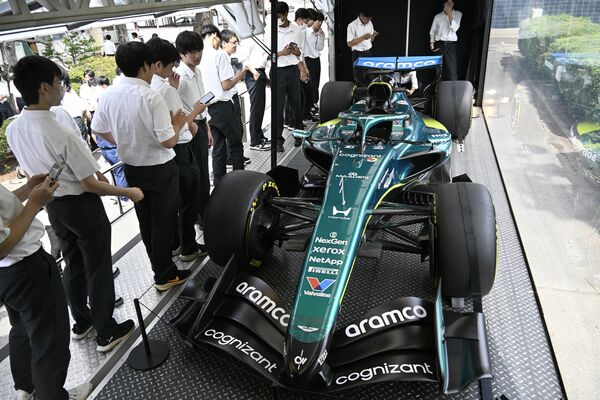 Ｆ１マシンを見学する真岡工業高の生徒たち
