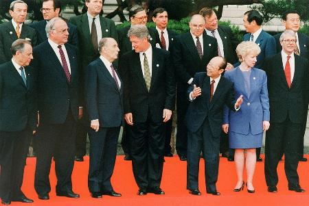 　日本での開催３回目となった1993年７月の東京サミット。各国首脳と記念撮影に臨む宮沢喜一首相（右から３人目）＝東京・元赤坂の迎賓館