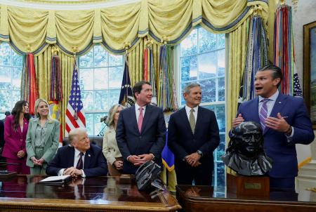 米ホワイトハウスで会話するヘグセス米国防長官(右端)とトランプ大統領(手前左端)ら=15日(ロイター=共同)