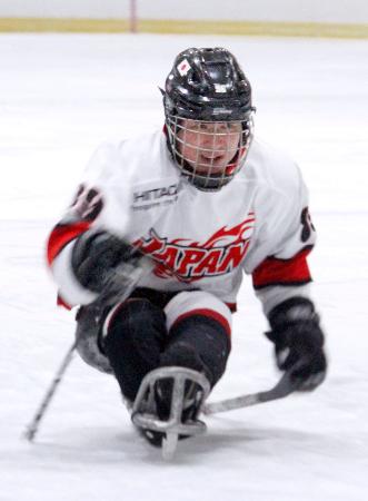 　パラアイスホッケー日本代表候補の強化合宿でプレーする熊谷＝長野県岡谷市