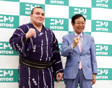　「ウクライナ避難民との交流懇親会」に出席し、ニトリホールディングスの似鳥昭雄会長（右）と写真に納まる大相撲の安青錦＝１日、東京都内