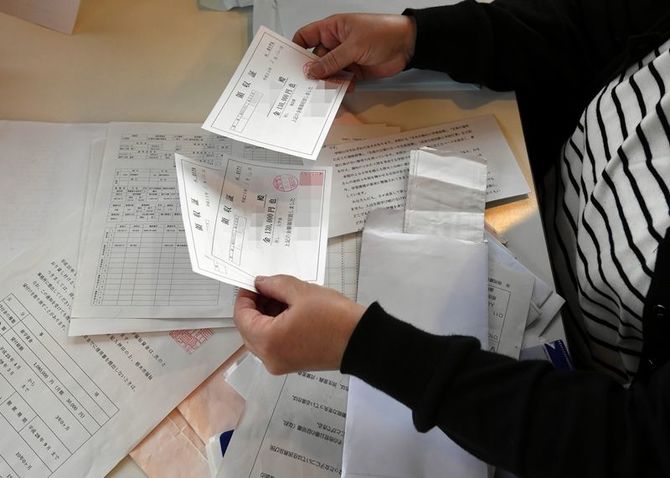 母子寡婦福祉資金の支給が間に合わず、知人に立て替えてもらった娘の高校入学金などの領収書＝６日、栃木市内