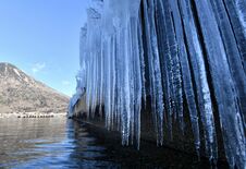 奥日光・中禅寺湖畔でしぶき氷　20日は「大寒」【動画】