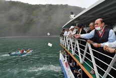 冥福祈り、湖面にお札　日光山輪王寺、中禅寺湖で「地蔵流し」　遺族ら25…