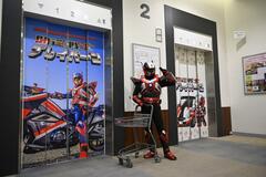 エレベーターにご当地ヒーロー　