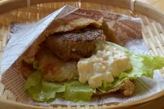 日光おいなりバーガー（タルタル入り）