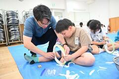 手カンナを使い かんぴょうむき　