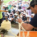 「大きくてびっくり」　上三川小３年生かんぴょうむき見学　飛び出す帯に歓声