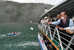 冥福祈り、湖面にお札　日光山輪王寺、中…