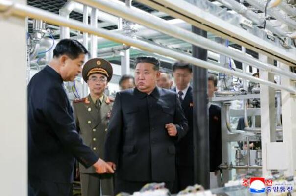 　新たに稼働した核物質の生産工場を視察する北朝鮮の金正恩朝鮮労働党総書記（手前右）＝３日（朝鮮中央通信＝共同）