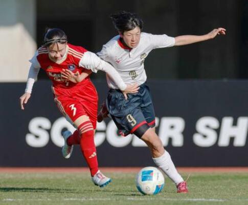 　鹿島学園―神村学園　後半、競り合う鹿島学園・阿南（左）と神村学園・原口＝三木総合防災公園陸上競技場