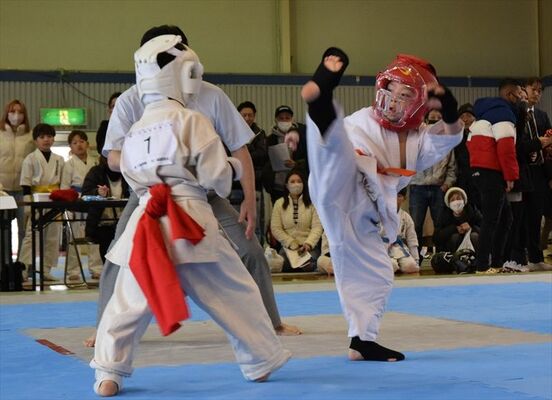 熱戦を展開する選手たち