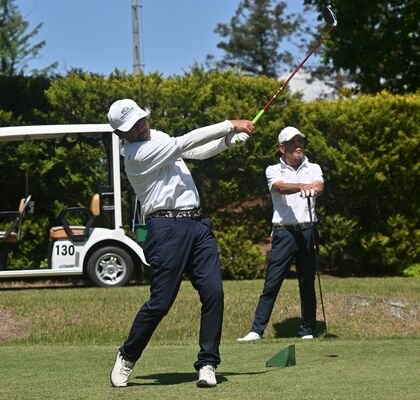 シニアの部で初優勝を飾った野口（右）・戸祭組＝鹿沼ＣＣ４番パー４