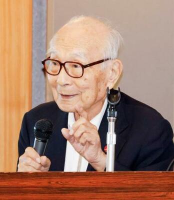 　青森県八戸市で講演する被団協の田中熙巳代表委員＝２７日午後