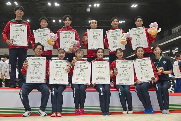 １位に輝いた本県の成年男子と２位の成年女子＝12日、日環アリーナ栃木メインアリーナ