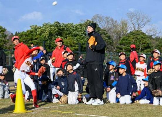 野球教室で参加者の遠投を見る佐々木朗希投手(中央)=7日午後、石川県珠洲市