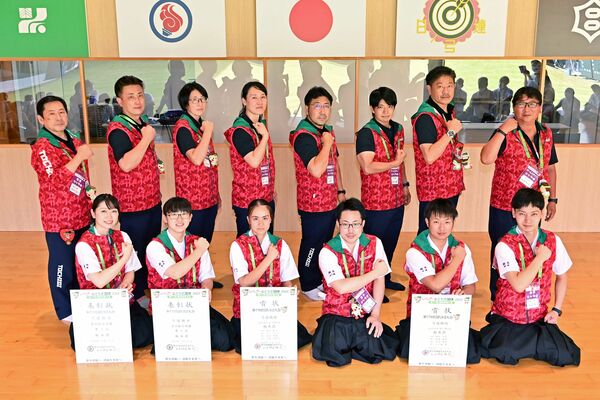 弓道男女総合で準優勝を飾り、喜びの表情を見せる本県チームの選手と関係者ら＝ユウケイ武道館