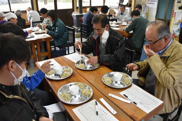 食味試験を行う参加者
