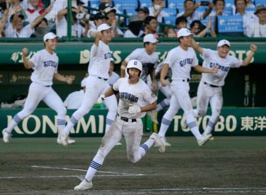 　県岐阜商―横浜　タイブレークの１１回裏、サヨナラ打を放ち、喜ぶ坂口（手前）ら県岐阜商ナイン＝甲子園