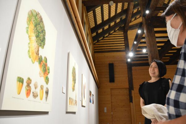 来場者に作品を説明する池田さん