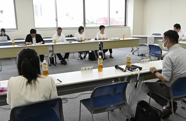 不登校対策について話し合う検討委＝30日午前、県庁北別館