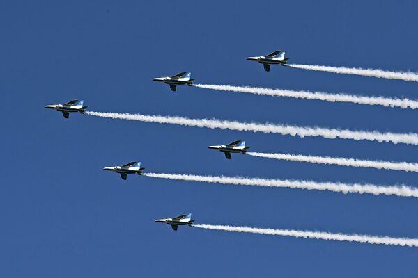 とちぎ国体開会式会場の上空を祝賀飛行するブルーインパルス編隊＝１日午後、カンセキスタジアムとちぎ