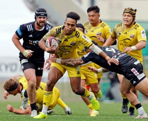 　ＢＲ東京―東京ＳＧ　前半、突進する東京ＳＧ・松島（中央）＝秩父宮