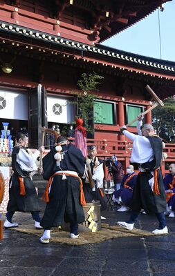 力強くきねを振り下ろす山伏たち