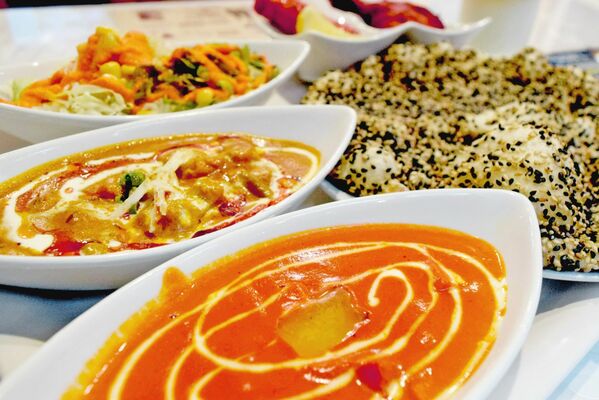 一度にたくさんのインド料理が楽しめる「ランチスペシャルセット」