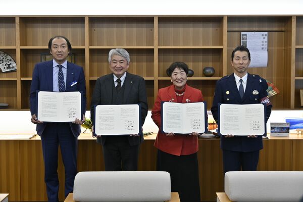 協定書に署名した鈴木本部長、浅野市長、真瀬町長、鈴木署長(左から)