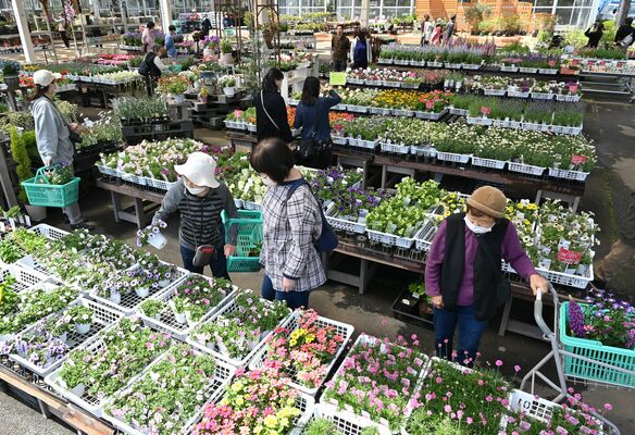 来場者でにぎわう会場