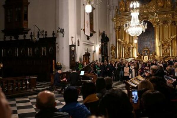 　ショパンの心臓が安置されているワルシャワの聖十字架教会で命日に開かれたミサ＝２０２５年１０月１７日