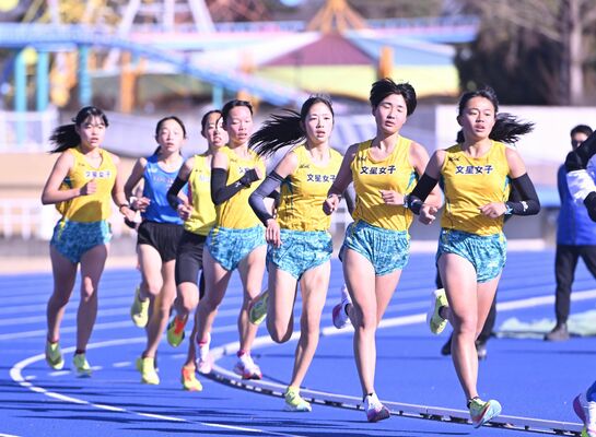10位台を目指し練習に汗を流す本県代表＝県総合運動公園第２陸上競技場