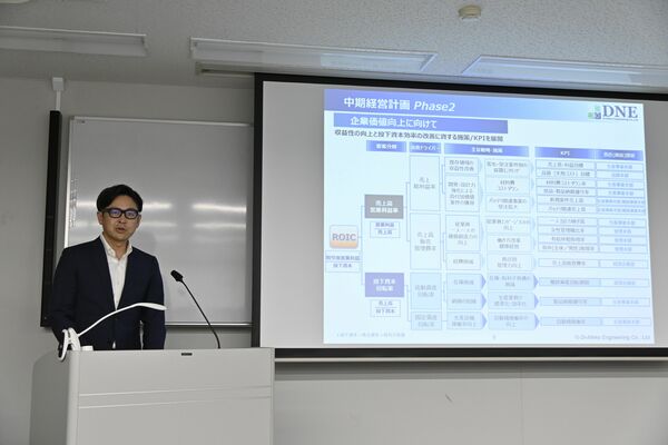 決算説明会で業績などを説明する山口社長＝27日午後、東京都内