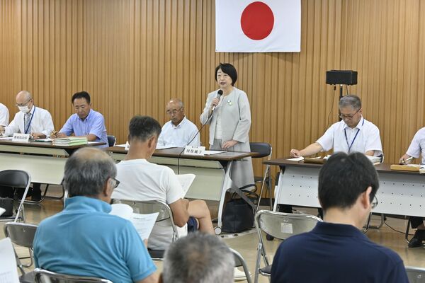 説明会の冒頭であいさつする組合長の川俣市長