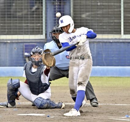 ８回、白鴎足利の小野寺が左越えに適時二塁打を放つ＝前橋市の上毛新聞敷島球場